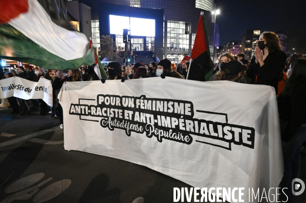 Marche de nuit féministe à Paris, pour les droits des femmes. la Journée internationale des droits des femmes, le 8 Mars 2022. International women sday in Paris.