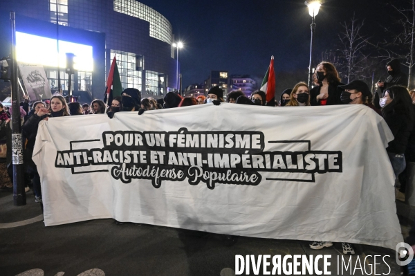 Marche de nuit féministe à Paris, pour les droits des femmes. la Journée internationale des droits des femmes, le 8 Mars 2022. International women sday in Paris.