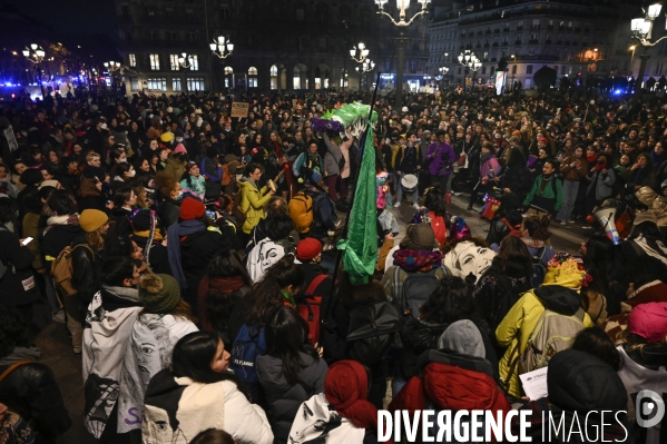 Marche de nuit féministe à Paris, pour les droits des femmes. la Journée internationale des droits des femmes, le 8 Mars 2022. International women sday in Paris.
