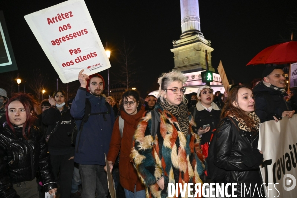 Marche de nuit féministe à Paris, pour les droits des femmes. la Journée internationale des droits des femmes, le 8 Mars 2022. International women sday in Paris.