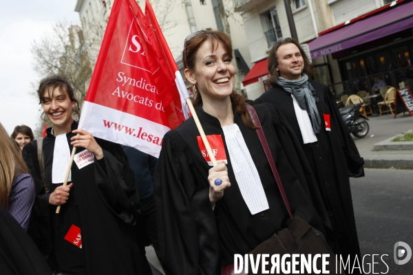 Plusieurs milliers de personnes, avocats, juristes, magistrats, personnels pénitentiaires, educateurs ont défilé à Paris pour dénoncer le manque de moyens de la justice