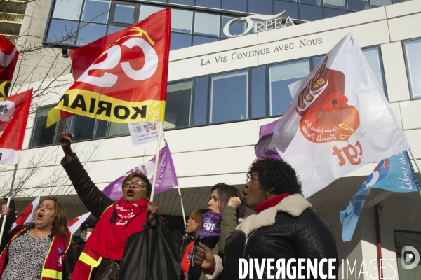 Rassemblement des grévistes des EHPAD Orpea et Korian.