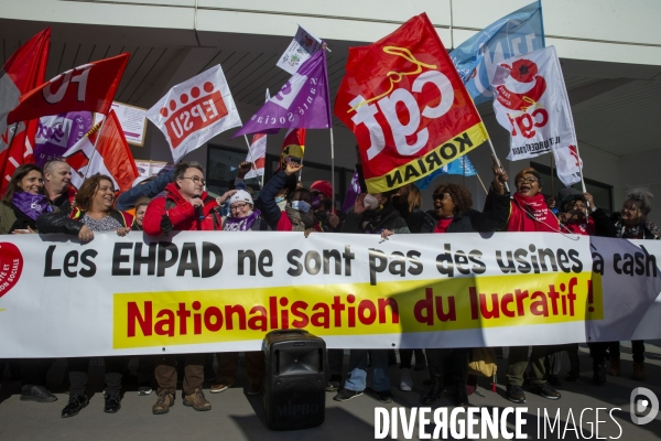 Rassemblement des grévistes des EHPAD Orpea et Korian.