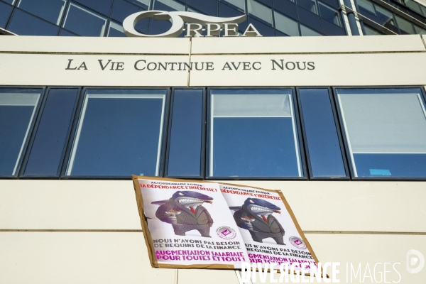 Rassemblement des grévistes des EHPAD Orpea et Korian.