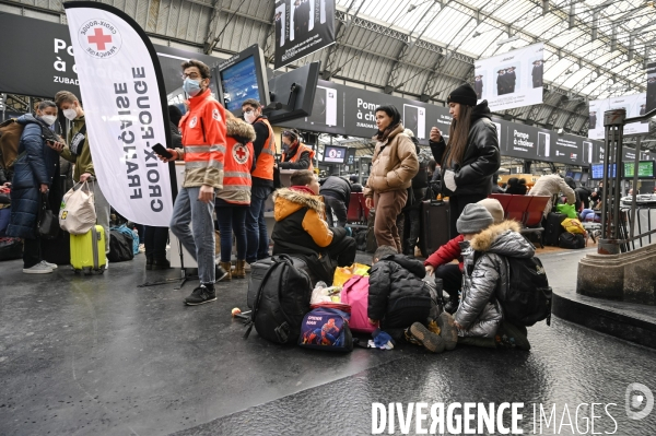 Guerre en UKRAINE. Les familles de réfugiés ukrainiens arrivent en France à Paris Gare de l Est. Invasion RUSSE en UKRAINE. War in Ukraine. Families of Ukrainian refugees arrive in France, Paris.