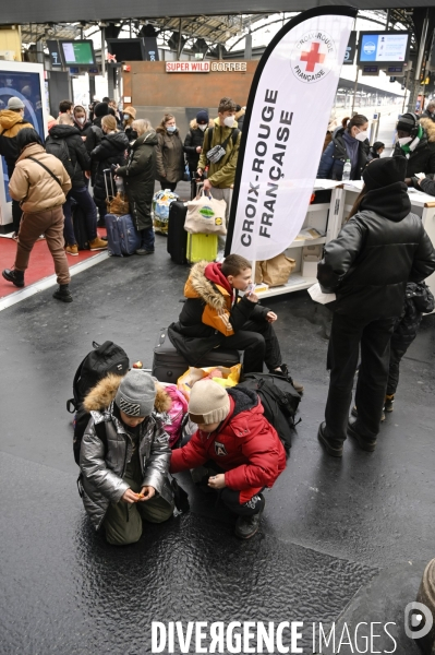 Guerre en UKRAINE. Les familles de réfugiés ukrainiens arrivent en France à Paris Gare de l Est. Invasion RUSSE en UKRAINE. War in Ukraine. Families of Ukrainian refugees arrive in France, Paris.