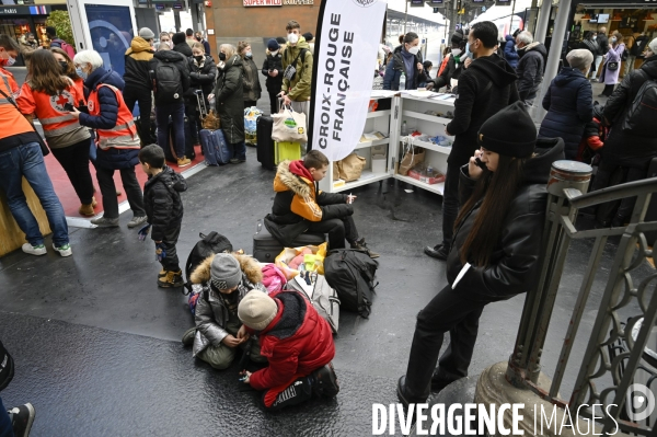 Guerre en UKRAINE. Les familles de réfugiés ukrainiens arrivent en France à Paris Gare de l Est. Invasion RUSSE en UKRAINE. War in Ukraine. Families of Ukrainian refugees arrive in France, Paris.