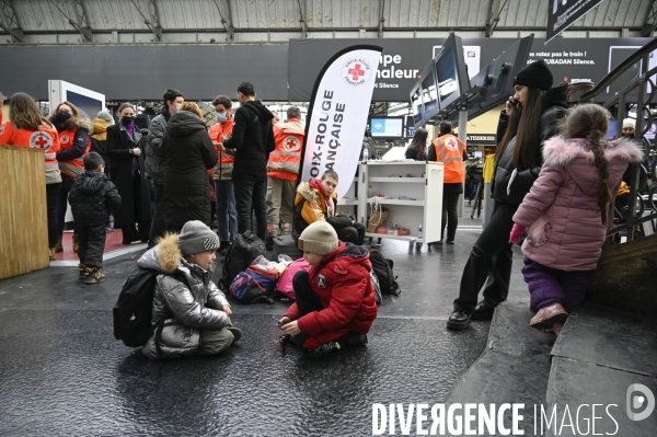 Guerre en UKRAINE. Les familles de réfugiés ukrainiens arrivent en France à Paris Gare de l Est. Invasion RUSSE en UKRAINE. War in Ukraine. Families of Ukrainian refugees arrive in France, Paris.