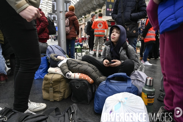 Guerre en UKRAINE. Les familles de réfugiés ukrainiens arrivent en France à Paris Gare de l Est. Invasion RUSSE en UKRAINE. War in Ukraine. Families of Ukrainian refugees arrive in France, Paris.