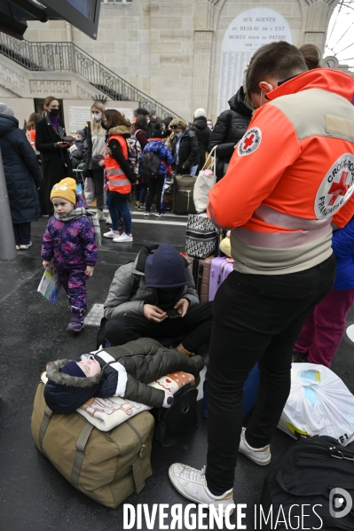 Guerre en UKRAINE. Les familles de réfugiés ukrainiens arrivent en France à Paris Gare de l Est. Invasion RUSSE en UKRAINE. War in Ukraine. Families of Ukrainian refugees arrive in France, Paris.