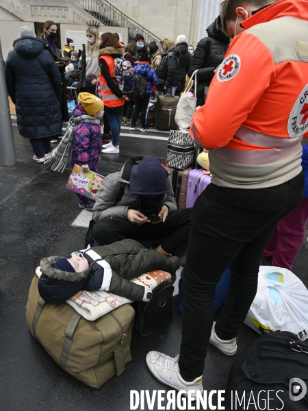 Guerre en UKRAINE. Les familles de réfugiés ukrainiens arrivent en France à Paris Gare de l Est. Invasion RUSSE en UKRAINE. War in Ukraine. Families of Ukrainian refugees arrive in France, Paris.