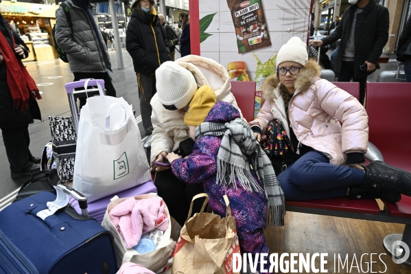 Guerre en UKRAINE. Les familles de réfugiés ukrainiens arrivent en France à Paris Gare de l Est. Invasion RUSSE en UKRAINE. War in Ukraine. Families of Ukrainian refugees arrive in France, Paris.