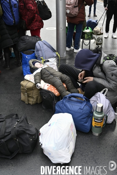 Guerre en UKRAINE. Les familles de réfugiés ukrainiens arrivent en France à Paris Gare de l Est. Invasion RUSSE en UKRAINE. War in Ukraine. Families of Ukrainian refugees arrive in France, Paris.