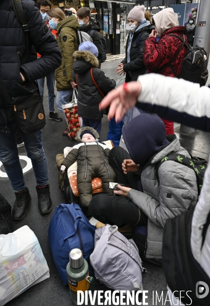 Guerre en UKRAINE. Les familles de réfugiés ukrainiens arrivent en France à Paris Gare de l Est. Invasion RUSSE en UKRAINE. War in Ukraine. Families of Ukrainian refugees arrive in France, Paris.