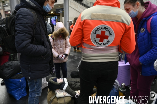 Guerre en UKRAINE. Les familles de réfugiés ukrainiens arrivent en France à Paris Gare de l Est. Invasion RUSSE en UKRAINE. War in Ukraine. Families of Ukrainian refugees arrive in France, Paris.