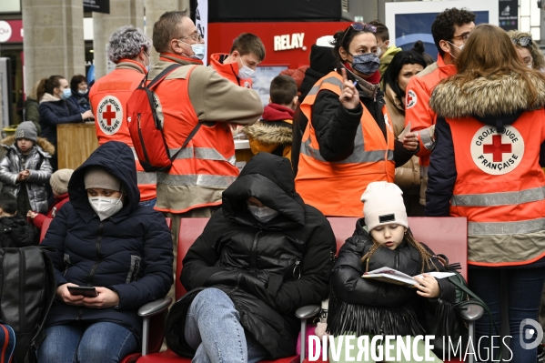 Guerre en UKRAINE. Les familles de réfugiés ukrainiens arrivent en France à Paris Gare de l Est. Invasion RUSSE en UKRAINE. War in Ukraine. Families of Ukrainian refugees arrive in France, Paris.