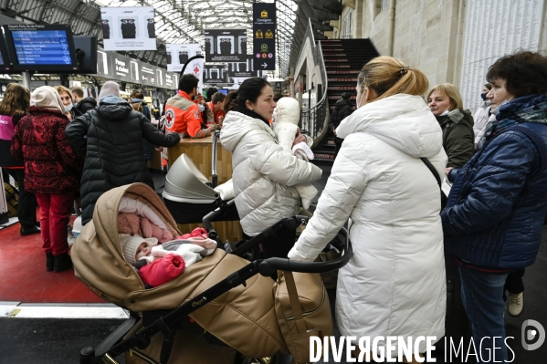 Guerre en UKRAINE. Les familles de réfugiés ukrainiens arrivent en France à Paris Gare de l Est. Invasion RUSSE en UKRAINE. War in Ukraine. Families of Ukrainian refugees arrive in France, Paris.