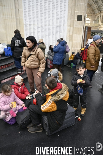 Guerre en UKRAINE. Les familles de réfugiés ukrainiens arrivent en France à Paris Gare de l Est. Invasion RUSSE en UKRAINE. War in Ukraine. Families of Ukrainian refugees arrive in France, Paris.