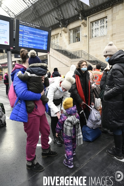 Guerre en UKRAINE. Les familles de réfugiés ukrainiens arrivent en France à Paris Gare de l Est. Invasion RUSSE en UKRAINE. War in Ukraine. Families of Ukrainian refugees arrive in France, Paris.