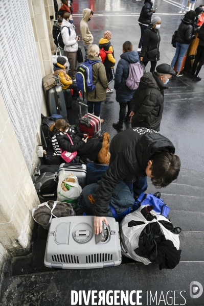 Guerre en UKRAINE. Les familles de réfugiés ukrainiens arrivent en France à Paris Gare de l Est. Invasion RUSSE en UKRAINE. War in Ukraine. Families of Ukrainian refugees arrive in France, Paris.