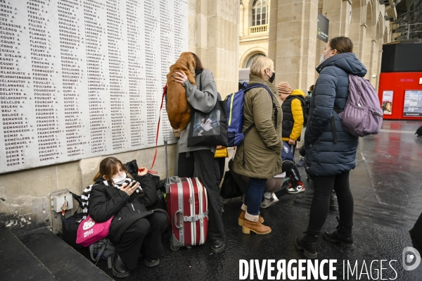 Guerre en UKRAINE. Les familles de réfugiés ukrainiens arrivent en France à Paris Gare de l Est. Invasion RUSSE en UKRAINE. War in Ukraine. Families of Ukrainian refugees arrive in France, Paris.