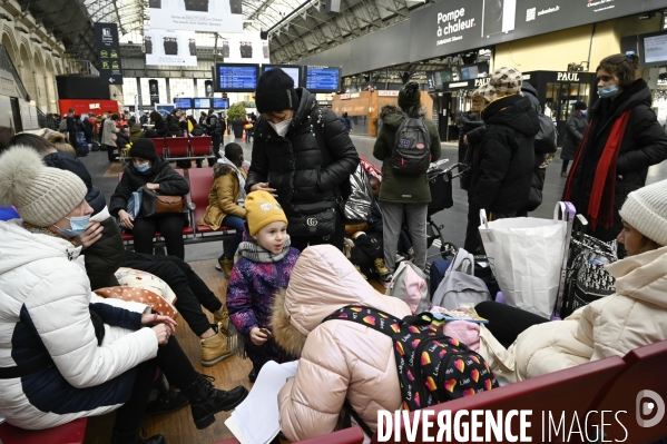 Guerre en UKRAINE. Les familles de réfugiés ukrainiens arrivent en France à Paris Gare de l Est. Invasion RUSSE en UKRAINE. War in Ukraine. Families of Ukrainian refugees arrive in France, Paris.