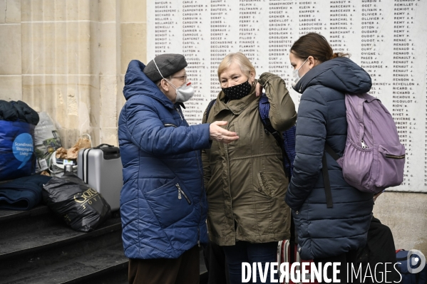 Guerre en UKRAINE. Les familles de réfugiés ukrainiens arrivent en France à Paris Gare de l Est. Invasion RUSSE en UKRAINE. War in Ukraine. Families of Ukrainian refugees arrive in France, Paris.