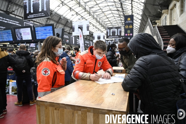 Guerre en UKRAINE. Les familles de réfugiés ukrainiens arrivent en France à Paris Gare de l Est. Invasion RUSSE en UKRAINE. War in Ukraine. Families of Ukrainian refugees arrive in France, Paris.