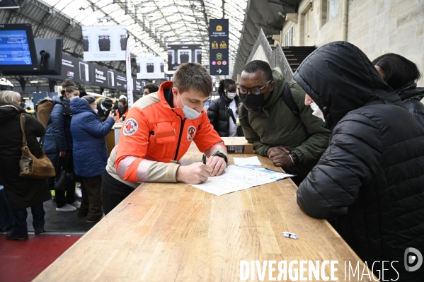 Guerre en UKRAINE. Les familles de réfugiés ukrainiens arrivent en France à Paris Gare de l Est. Invasion RUSSE en UKRAINE. War in Ukraine. Families of Ukrainian refugees arrive in France, Paris.