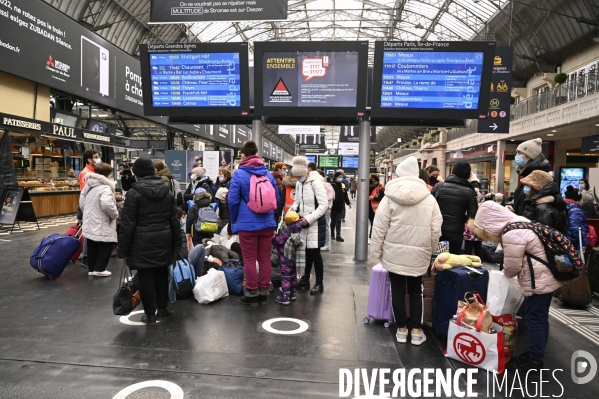 Guerre en UKRAINE. Les familles de réfugiés ukrainiens arrivent en France à Paris Gare de l Est. Invasion RUSSE en UKRAINE. War in Ukraine. Families of Ukrainian refugees arrive in France, Paris.