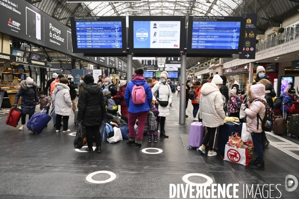 Guerre en UKRAINE. Les familles de réfugiés ukrainiens arrivent en France à Paris Gare de l Est. Invasion RUSSE en UKRAINE. War in Ukraine. Families of Ukrainian refugees arrive in France, Paris.