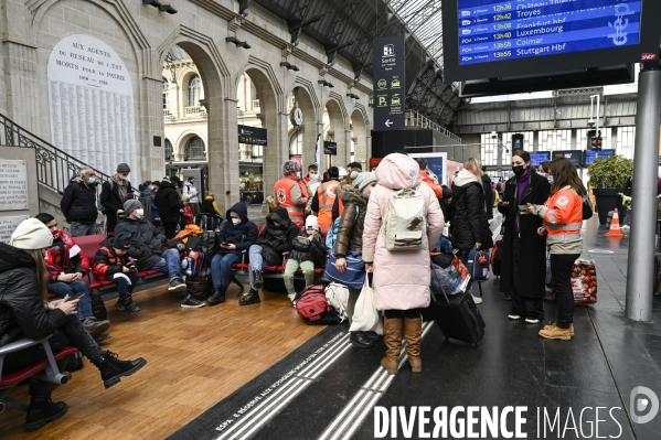 Guerre en UKRAINE. Les familles de réfugiés ukrainiens arrivent en France à Paris Gare de l Est. Invasion RUSSE en UKRAINE. War in Ukraine. Families of Ukrainian refugees arrive in France, Paris.