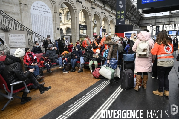 Guerre en UKRAINE. Les familles de réfugiés ukrainiens arrivent en France à Paris Gare de l Est. Invasion RUSSE en UKRAINE. War in Ukraine. Families of Ukrainian refugees arrive in France, Paris.