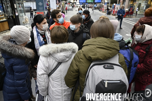 Guerre en UKRAINE. Les familles de réfugiés ukrainiens arrivent en France à Paris Gare de l Est. Invasion RUSSE en UKRAINE. War in Ukraine. Families of Ukrainian refugees arrive in France, Paris.