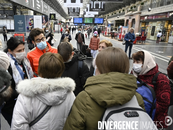 Guerre en UKRAINE. Les familles de réfugiés ukrainiens arrivent en France à Paris Gare de l Est. Invasion RUSSE en UKRAINE. War in Ukraine. Families of Ukrainian refugees arrive in France, Paris.