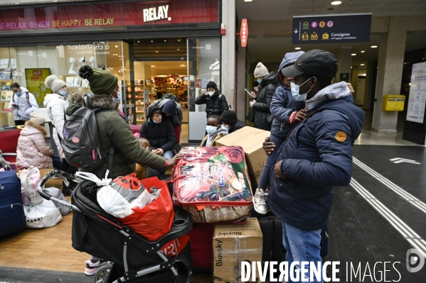 Guerre en UKRAINE. Les familles de réfugiés ukrainiens arrivent en France à Paris Gare de l Est. Invasion RUSSE en UKRAINE. War in Ukraine. Families of Ukrainian refugees arrive in France, Paris.