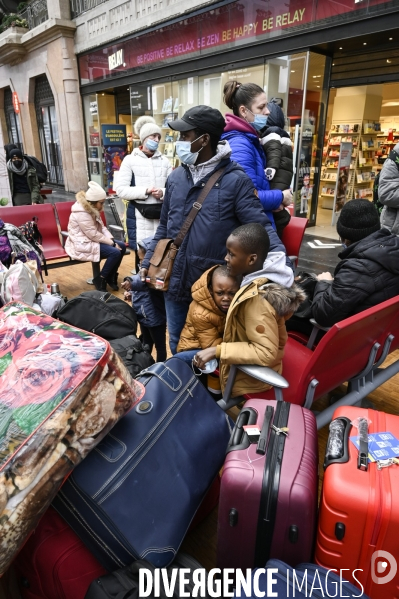 Guerre en UKRAINE. Les familles de réfugiés ukrainiens arrivent en France à Paris Gare de l Est. Invasion RUSSE en UKRAINE. War in Ukraine. Families of Ukrainian refugees arrive in France, Paris.
