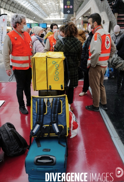 Des Réfugiés ukrainiens arrivent à Paris Gare de l Est