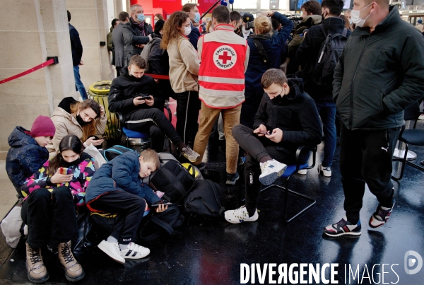 Des Réfugiés ukrainiens arrivent à Paris Gare de l Est