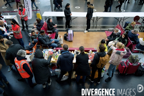 Des Réfugiés ukrainiens arrivent à Paris Gare de l Est