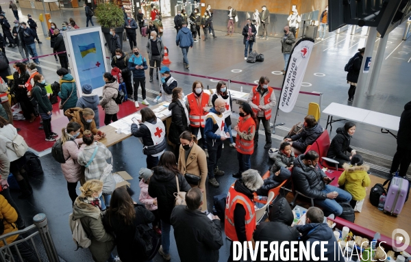 Des Réfugiés ukrainiens arrivent à Paris Gare de l Est