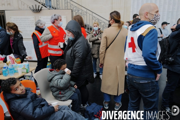 Des Réfugiés ukrainiens arrivent à Paris Gare de l Est