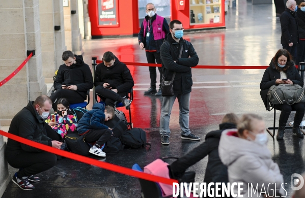Des Réfugiés ukrainiens arrivent à Paris Gare de l Est