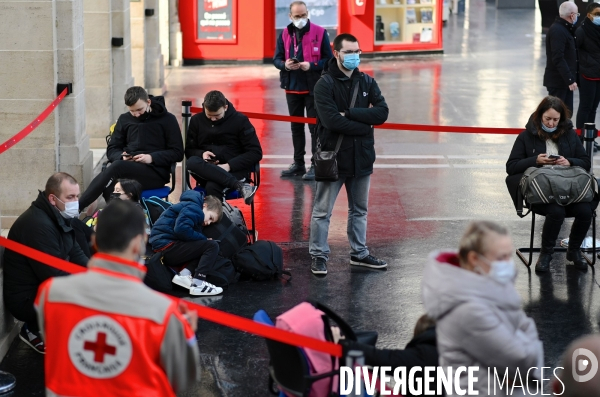 Des Réfugiés ukrainiens arrivent à Paris Gare de l Est