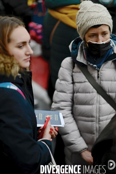 Des Réfugiés ukrainiens arrivent à Paris Gare de l Est