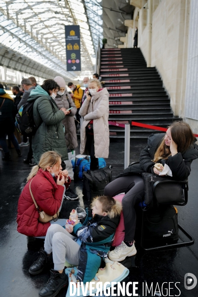 Des Réfugiés ukrainiens arrivent à Paris Gare de l Est