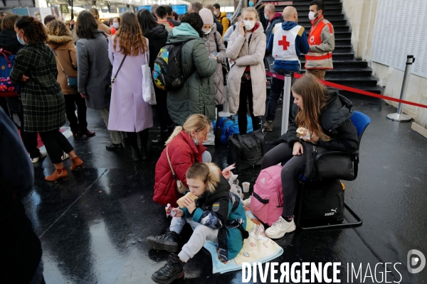 Des Réfugiés ukrainiens arrivent à Paris Gare de l Est