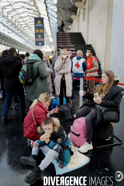 Des Réfugiés ukrainiens arrivent à Paris Gare de l Est