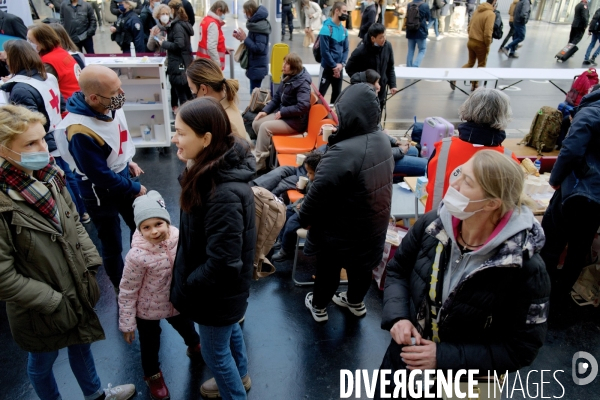 Des Réfugiés ukrainiens arrivent à Paris Gare de l Est