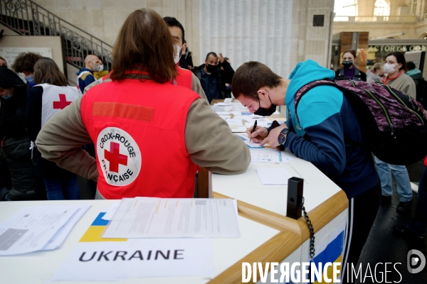 Des Réfugiés ukrainiens arrivent à Paris Gare de l Est